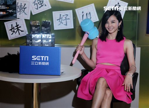 安娜李主持三立新聞網《字始字終》特別節目，為網友解謎各種鄉民用字，為《字始字終》抽獎活動開啟序幕。（記者邱榮吉/攝影）