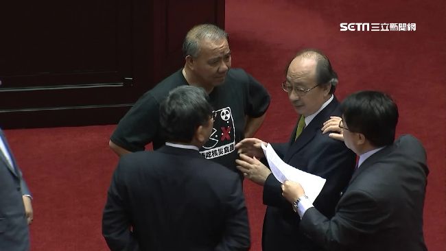 縱橫政壇24年　柯建銘成修法箭靶