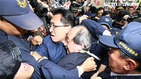 警政署譴責勞團抗議上演衝撞及攻擊事件，中正一分局鎖定工鬥成員將盡速約談到案說明（翻攝畫面）