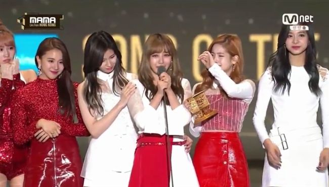 TWICE奪最佳歌曲　子瑜淡定微笑