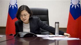 蔡總統與美國總統當選人川普通電話
總統蔡英文2日與美國總統當選人川普通電話，兩人就促進國內經濟發展及強化國防分享看法，蔡總統希望美方支持台灣在國際議題上有更多參與機會。（總統府提供）