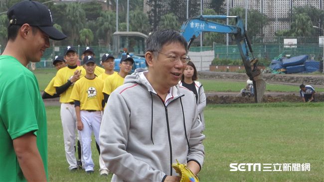 陳偉殷棒球營開訓　柯文哲開球挖地瓜