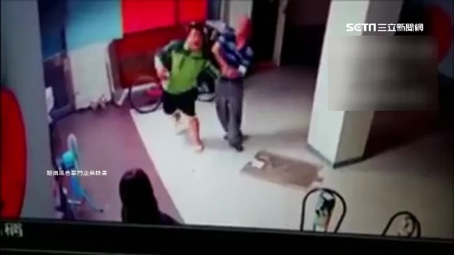 懷疑老闆說壞話　男酒後持汽油彈砸店