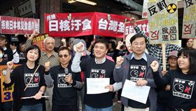 拒絕日本核食連署公投（1）
國民黨立委賴士葆（前左2）3日在台北市木柵市場門口舉辦「拒絕日核食，大家一起來連署公投」活動，國民黨副主席郝龍斌（前中）等人一同出席，呼籲民眾拒買日本核災食品。
中央社記者郭日曉攝 105年12月3日
