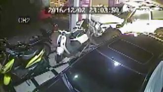 砰！酒駕撞銀樓引巨響　店家以為搶劫