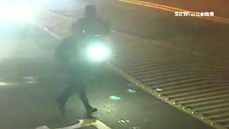 退休教授趕公車　違規竄馬路害死騎士