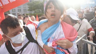跨性別者闖反同婚遊行　遭拖出場外