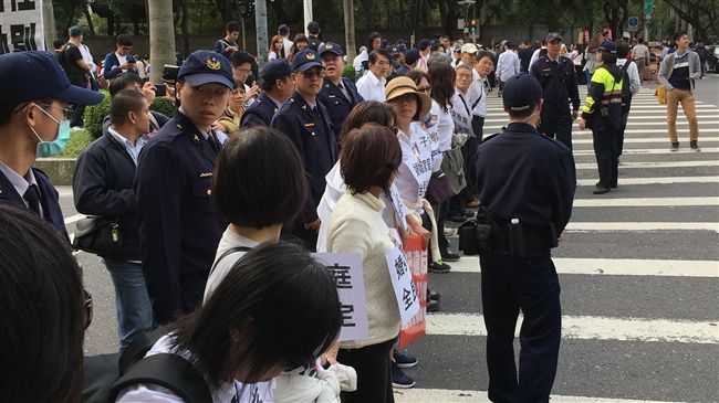 反同團體搭人牆　不同立場禁入凱道