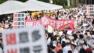 見挺同標語火大　反同民眾趕人誤打警