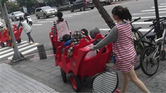 1師推6童　巨型娃娃推車好吸睛！