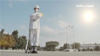 國軍自拍微電影　拿麵包、雨傘搞笑