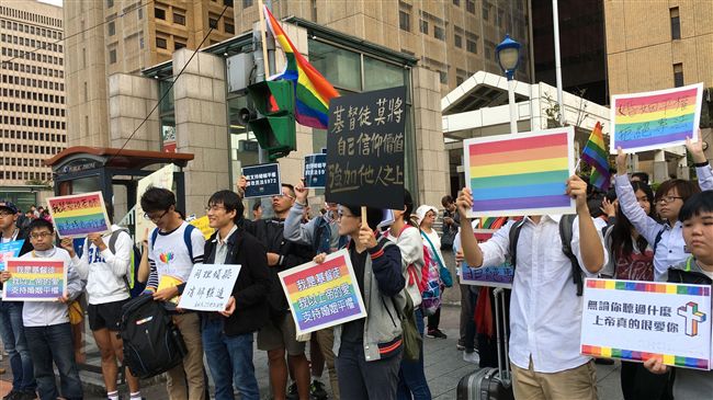反同婚團體凱道集結　角落飄揚彩虹旗