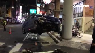 狂男大街追撞二車　派出所前持槍掃射