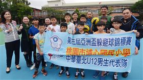 台灣棒球相當盛行，不少國小從小扎根，但是對於全校有近五成屬於經濟弱勢家庭的埔心國小而言，「選擇躲避球為校球」，背後因素卻有點辛酸，因為當初被迫考量到「12人玩一顆球，比較節省」的困窘考量。