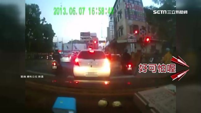 轎車臨停鐵軌　差點被火車撞上