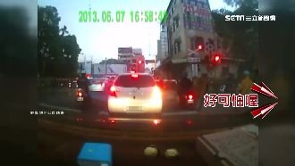 轎車臨停鐵軌　差點被火車撞上