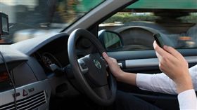 開車滑手機。(圖/翻攝自英國《泰晤士報》)-http://www.thetimes.co.uk/edition/news/killer-drivers-on-mobiles-to-get-life-73wp3jjsg
