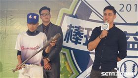 中信兄弟曾陶鎔回母校光明國中義賣球棒（圖／陳怡汝攝）