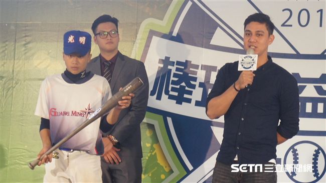 曾陶鎔打擊大爆發　回母校捐球棒募款