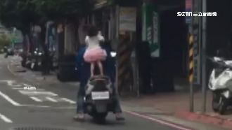太危險！3歲女童「站」機車後座兜風