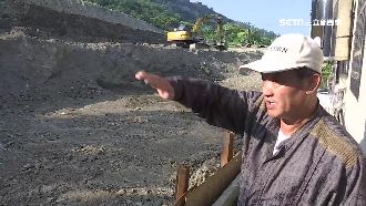 住家旁遭挖大洞　連日大雨灌進成孤島
