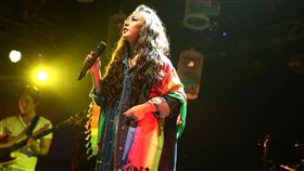 艾怡良開唱 彩虹披肩挺婚姻平權(圖/中央社)