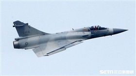 105年國防知性之旅清泉崗航空嘉年華（22）日舉行預校，當天有雷虎小組特技操演、IDF、幻象2000、F16戰機分別性能展示操演及地面各型裝備展示。（記者邱榮吉/攝影）