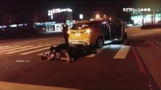 3醉漢躺馬路扭打　小黃運將好無奈