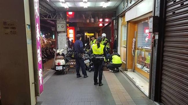 男持刀逛大街嚇人　警攻堅持盾牌壓制