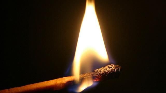 兒賴床不工作　父親氣炸「放火燒床」