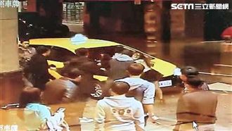 擦肩而過爆衝突　KTV前襲警大亂鬥