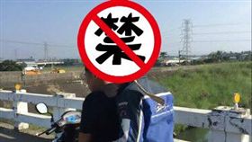 嘉義,騎車,安全帽,黑白無常（圖／翻攝自爆料公社）