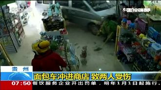 換音樂誤踩油門　麵包車暴衝撞進商店