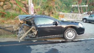 紙糊的？轎車遭客運攔腰撞上斷兩截