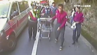 提親路過遇翻車　休假消防員急救人