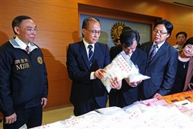 台北地檢署指揮調查局，2日在高雄關破獲一級毒品古柯鹼218.45公斤，市值約新台幣20億元，行政院長林全（圖）、法務部長邱太三5日出席記者會，並表揚有功人員、宣示反毒決心。／中央社