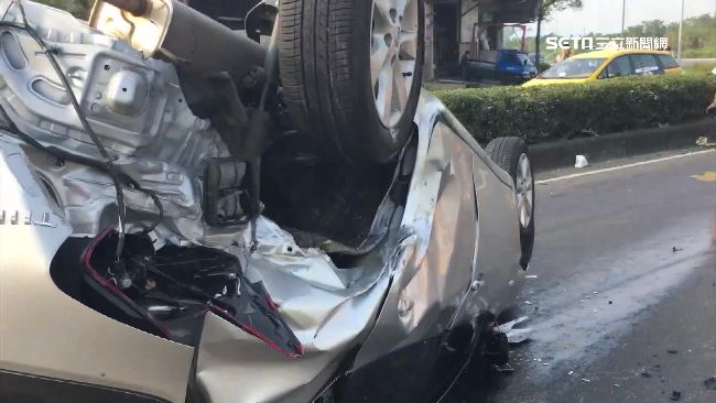 疑似超車不當連環撞　轎車遭撞翻1傷