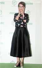 林依晨親筆繪製眼鏡著色，捐贈環保公益，並呼籲大家為地球盡一份心。（記者邱榮吉/攝影）