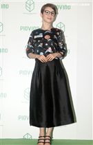 林依晨親筆繪製眼鏡著色，捐贈環保公益，並呼籲大家為地球盡一份心。（記者邱榮吉/攝影）