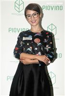 林依晨親筆繪製眼鏡著色，捐贈環保公益，並呼籲大家為地球盡一份心。（記者邱榮吉/攝影）