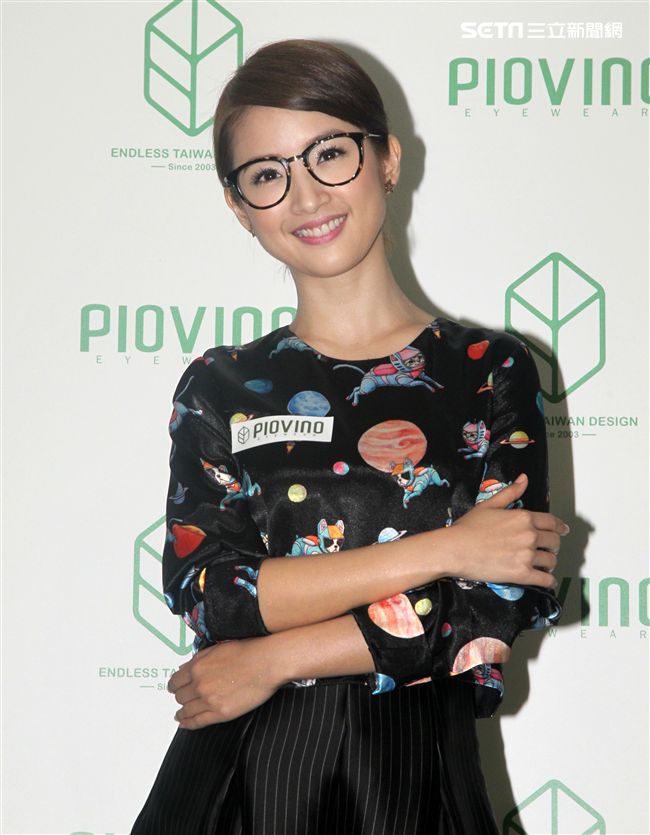 林依晨親筆繪製眼鏡著色，捐贈環保公益，並呼籲大家為地球盡一份心。（記者邱榮吉/攝影）