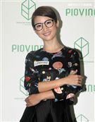 林依晨親筆繪製眼鏡著色，捐贈環保公益，並呼籲大家為地球盡一份心。（記者邱榮吉/攝影）