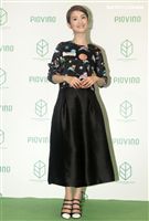 林依晨親筆繪製眼鏡著色，捐贈環保公益，並呼籲大家為地球盡一份心。（記者邱榮吉/攝影）