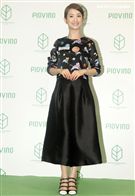 林依晨親筆繪製眼鏡著色，捐贈環保公益，並呼籲大家為地球盡一份心。（記者邱榮吉/攝影）