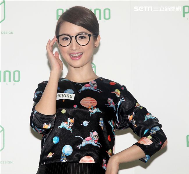 林依晨親筆繪製眼鏡著色，捐贈環保公益，並呼籲大家為地球盡一份心。（記者邱榮吉/攝影）