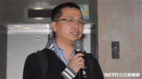 總統府前副秘書長羅智強晚間在偵訊後步出地檢署　圖／記者林敬旻攝