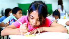 奶奶被熱粥燙紅的手 讓她矢志唸書報恩(圖/中央社)