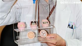 台北榮民總醫院心臟外科醫師許喬博說明，何謂主動脈瓣膜狹窄。（圖／台北榮總提供）