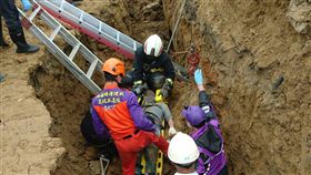 桃園地下涵管施工土石坍塌　1工人遭活埋＿中央社