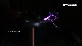 雷神索爾？美工程師自製「閃電槍」